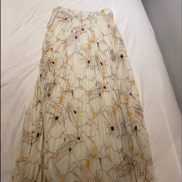 Club Monaco Skirt - Picture 2 of 3